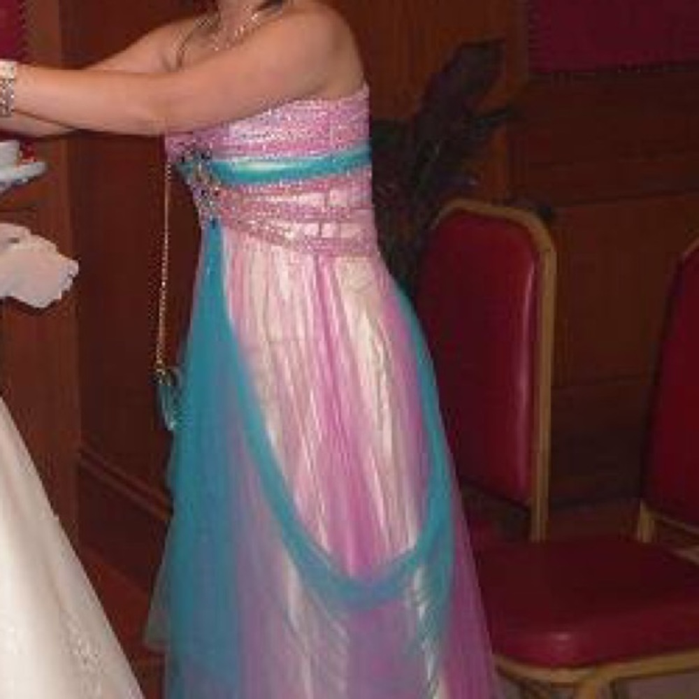 Evening / Prom / Party Gown - Picture 4 of 7